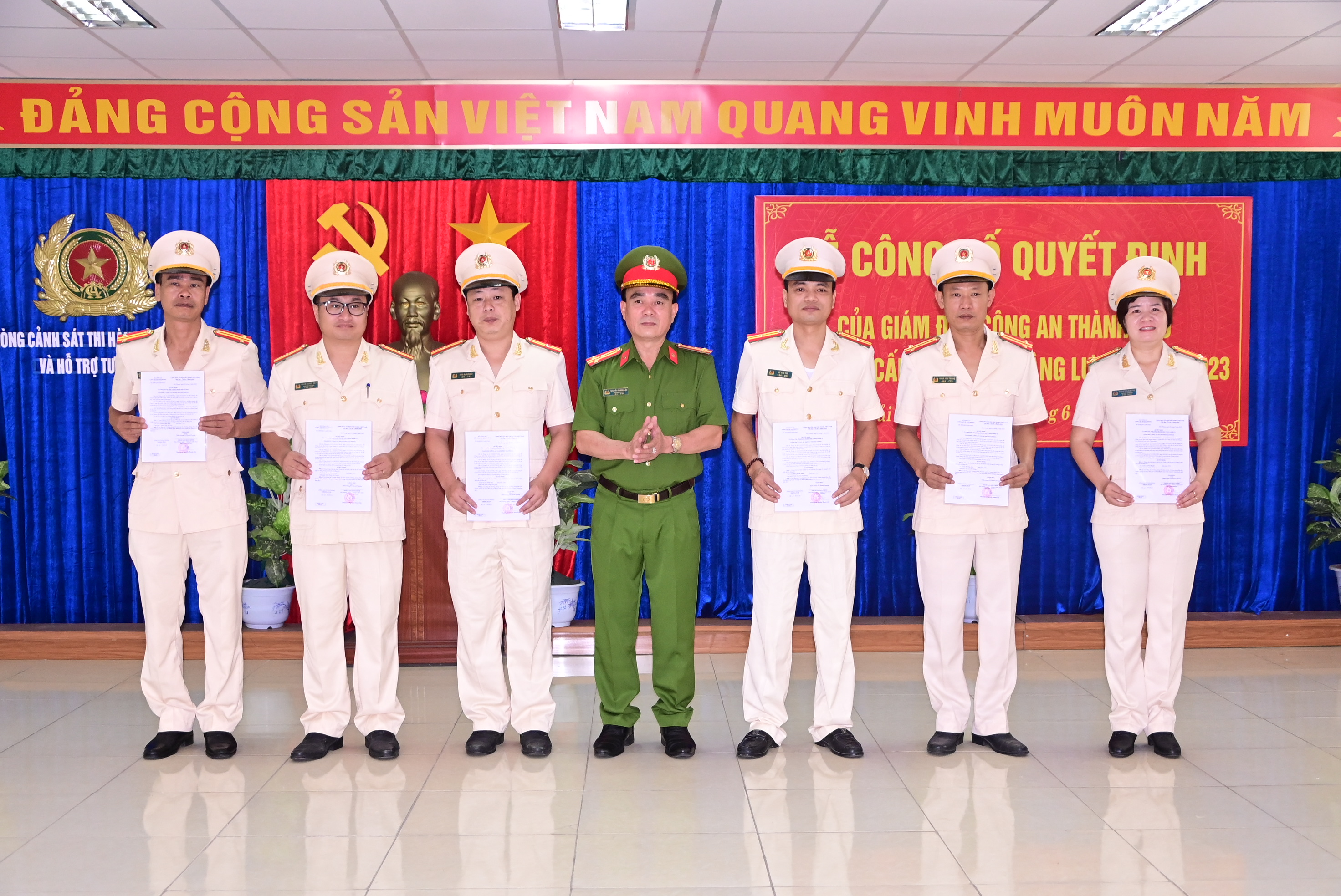 Công an các đơn vị công bố các quyết định thăng cấp bậc hàm, nâng lương năm 2023